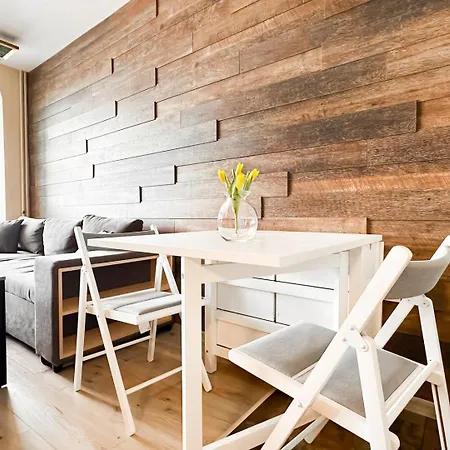 Apartment Nomad Friendly Fast Wi-fi Kitchen Ac *